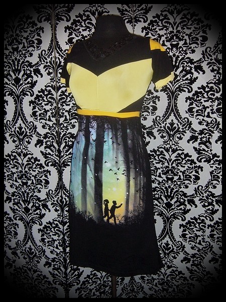 Black dress yellow details Design By Humans children print - size S/M