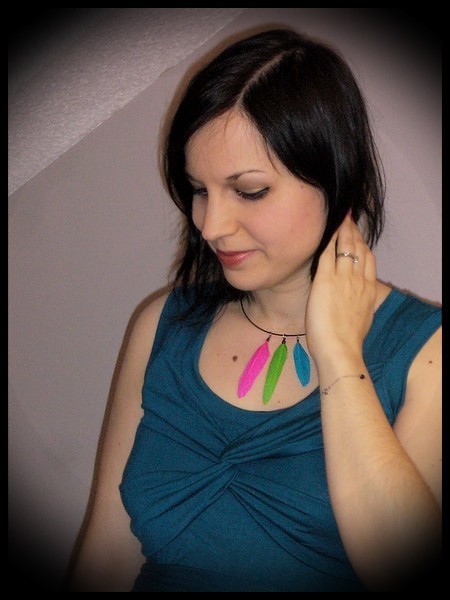 Collier tour de cou plumes turquoise/rose/verte