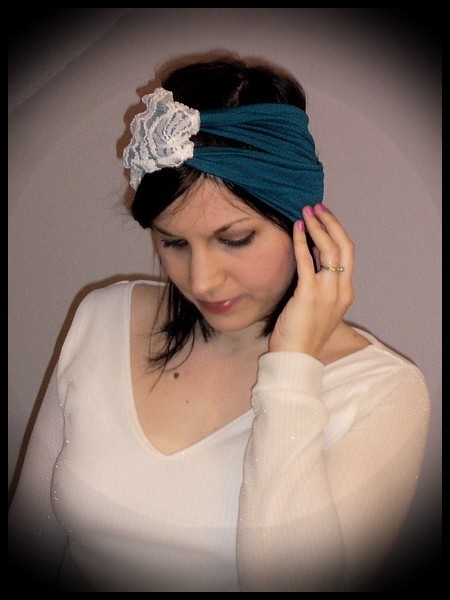 Turban effet croisé bleu canard dentelle crème