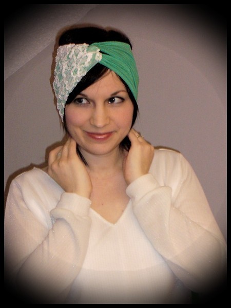 Turban effet croisé vert dentelle crème