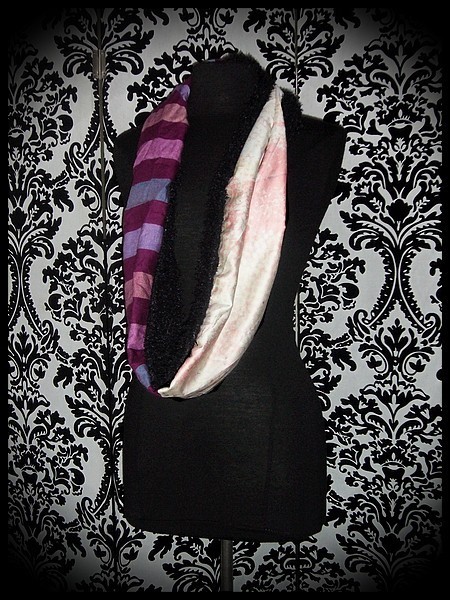 Pink tubular scarf black fake fur lining