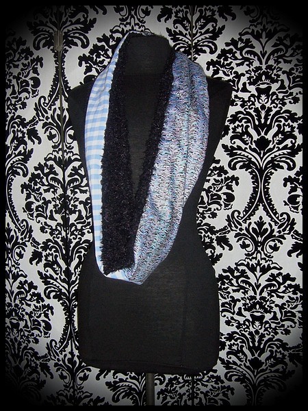 Blue tubular scarf black fake fur lining