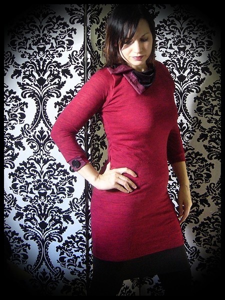 Dark red dress w/ asymmetrical collar black/plum details - size S