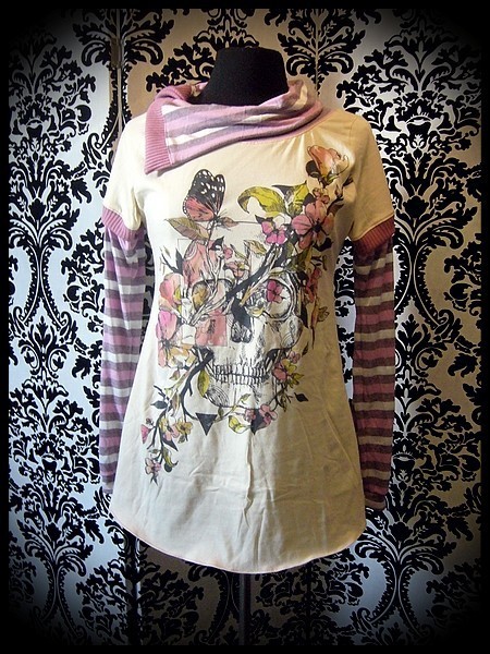 Cream top w/ asymmetrical collar pink details skull print - size S/M