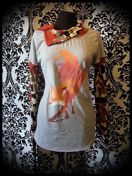 Grey top w/ asymmetrical collar orange details fox print - size M/L