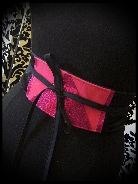 Ceinture obi satin noir détails fuchsia et rose vif pailleté - taille unique