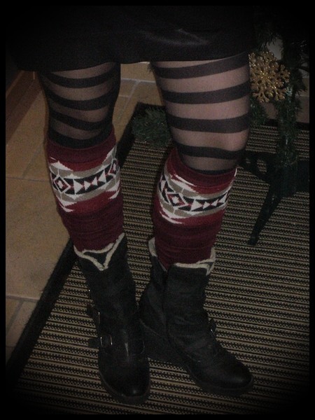 Burgundy leg warmers with aztec print - one size
