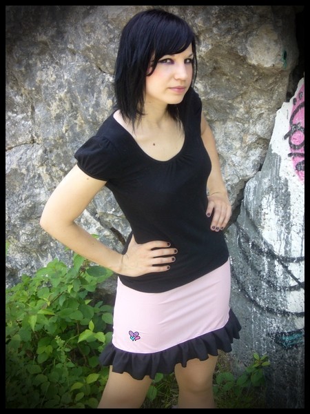 Pink skirt w/ black ruffled hem and hearts applique - size S