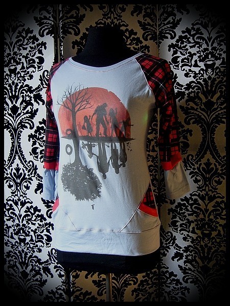 Light blue top w/ pockets red details zombies print - size S/M