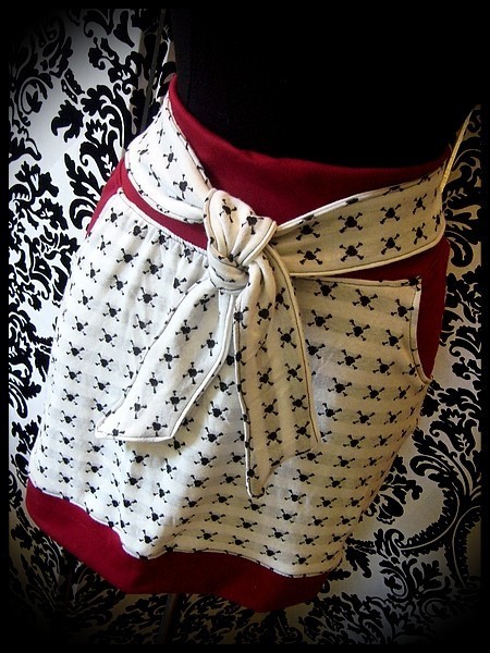 White mini skirt skull print red details - size M/L