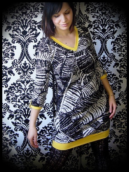 Black/white graphic print dress yellow details - size S/M