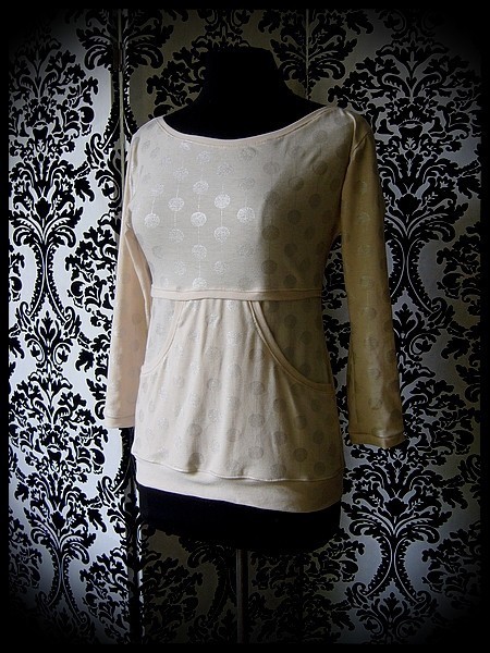 Cream top w/ pocket silver dots print - size S/M Cream top w/ pocket silver dots print - size S/M
