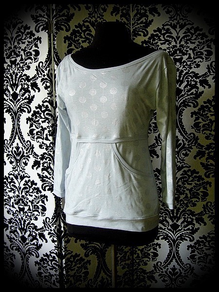 Light grey top w/ pocket silver dots print - size S/M