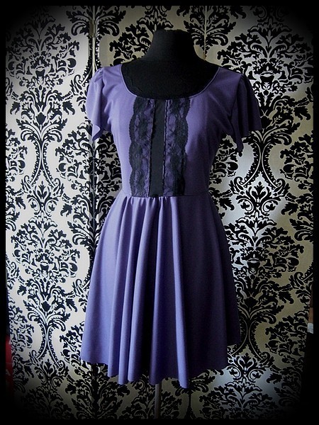 Robe violette détails dentelle noire - taille M/L