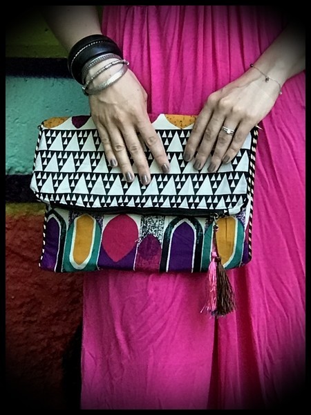 Multicolored bag clutch triangle print - pink details