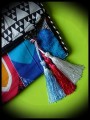 Sac pochette multicolore motifs triangles détails bleus