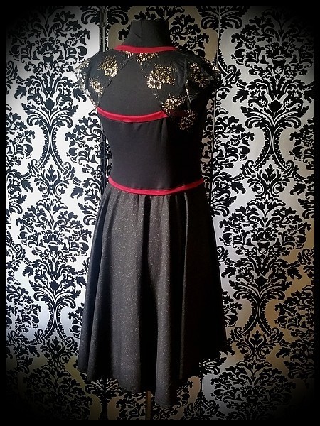 Robe noire détails rouges dentelle découpe au dos - taille M Robe noire détails rouges dentelle découpe au dos - taille M