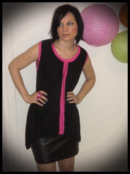 Asymmetric black top hot pink details - size M/L