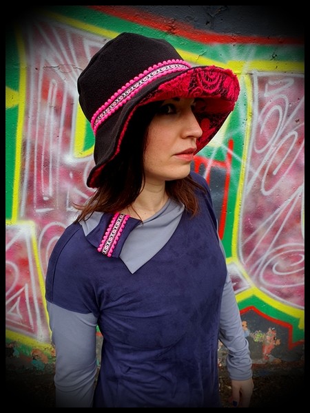 Chapeau de pluie laine noir détails rose fluo