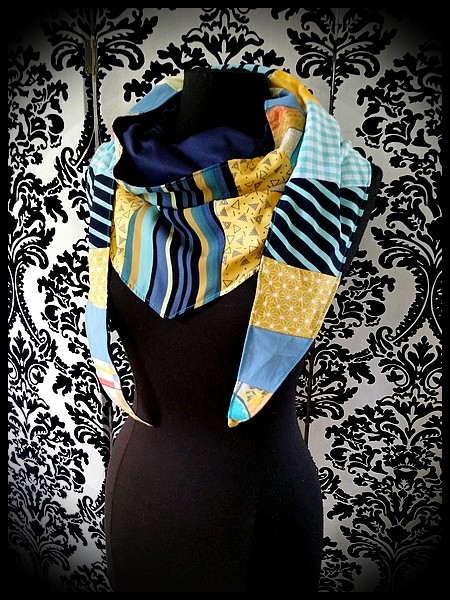 superbe foulard  guy laroche  100 % soie tbe