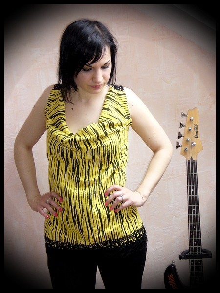 Yellow black striped top crochet back - size M/L