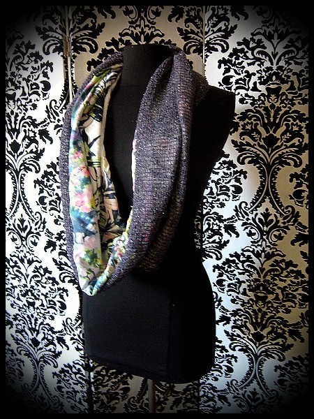 Purple knitted tubular scarf white/green lining